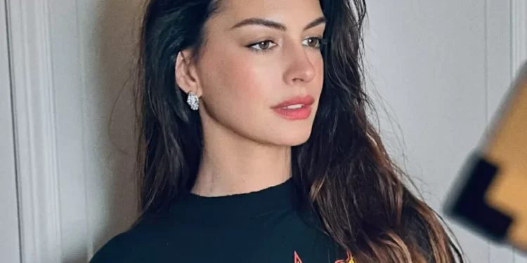 ‘Dá um CPF para ela’: Anne Hathaway coloca música brasileira e Gabriel Jesus em lista de fim de ano