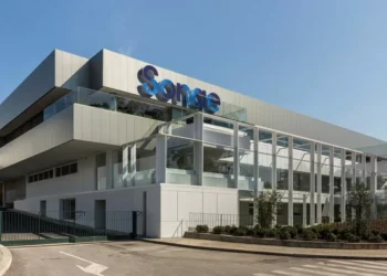 PSI negoceia em alta ligeira a meio da sessão