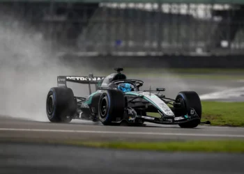 F1: Mercedes apresenta um novo carro e leva outro diferente (com um buraco misterioso) para a pista