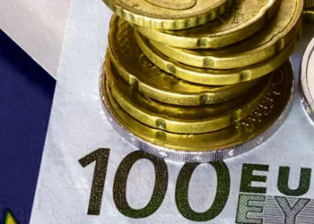 Euro cai face ao dólar após afastamento das expetativas de descida dos juros pela Fed