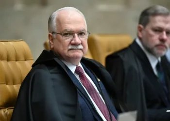 Fachin antecipa retorno a Brasília para conter desgaste do STF com condução de Toffoli no caso Master