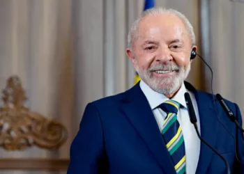 No apagar das luzes, Lula sanciona Orçamento de 2026 com vetos e emendas e foco em programas sociais