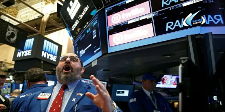 Wall Street fecha em alta apesar do processo anti-Powell