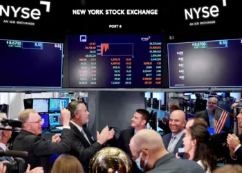 Emprego e adiamento do Supremo sobre tarifas dão gás a Wall Street