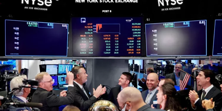 Emprego e adiamento do Supremo sobre tarifas dão gás a Wall Street