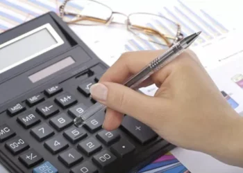 Análise financeira: pagar IPTU e IPVA à vista com desconto ou parcelado o que vale mais a pena em 2026