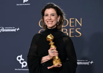 Fernanda Torres fala sobre ‘santinho’ do Globo de Ouro: ‘Homenagem mais linda’