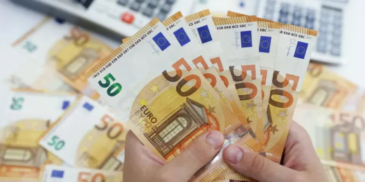 Euro ultrapassa 1,18 dólares e toca máximo desde setembro
