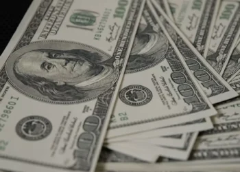 Dólar fecha a R$ 5,24 com anúncio de novo presidente do FED, mas acumula queda de mais de 4% no mês