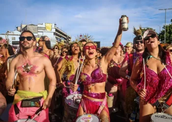 Como customizar abadá de carnaval usando apenas tesoura e amarrações sem precisar costurar