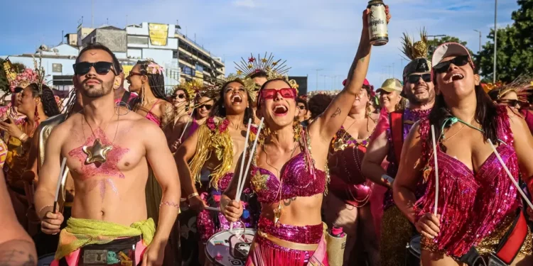 Como customizar abadá de carnaval usando apenas tesoura e amarrações sem precisar costurar