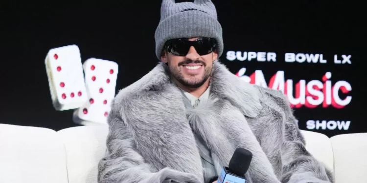 Bad Bunny, vencedor do Grammy e crítico de Trump, canta no Super Bowl