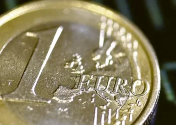 Euro sobe face ao dólar mas mantém-se no patamar dos 1,18 dólares