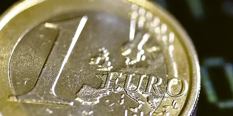 Euro sobe face ao dólar mas mantém-se no patamar dos 1,18 dólares