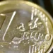 Euro sobe face ao dólar mas mantém-se no patamar dos 1,18 dólares