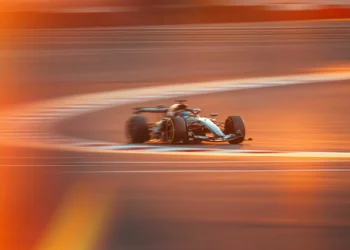 F1 deu a volta ao planeta Terra em testes. Mercedes continua favorita, com a Ferrari por perto