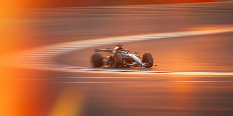 F1 deu a volta ao planeta Terra em testes. Mercedes continua favorita, com a Ferrari por perto