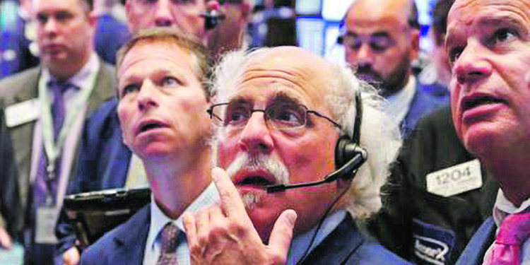 Wall Street abre em terreno misto com petróleo a subir mais de 3%