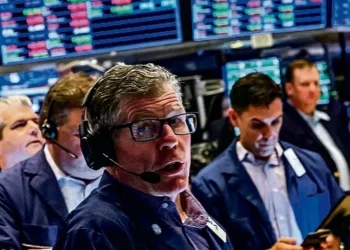 Wall Street abre em terreno misto com setor das terras raras em evidência