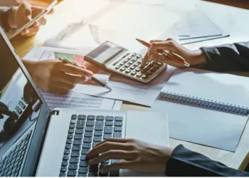 Como usar a regra 50/30/20 para organizar o orçamento e poupar