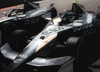 Félix da Costa abalroado quando era terceiro